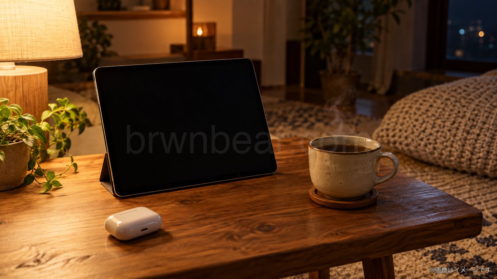 夜の部屋のタブレットで動画配信サービスを使うイメージ